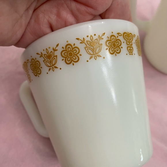 VINTAGE 1970’S SET OF 4 PYREX MILK GLASS MUGS WITH BUTTERFLY PATTERN D HANDLES - Picture 10 of 14